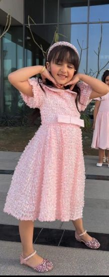 صورة فستان بريق وردي بلمسات فاخرة وفينكه في نصف الفستان